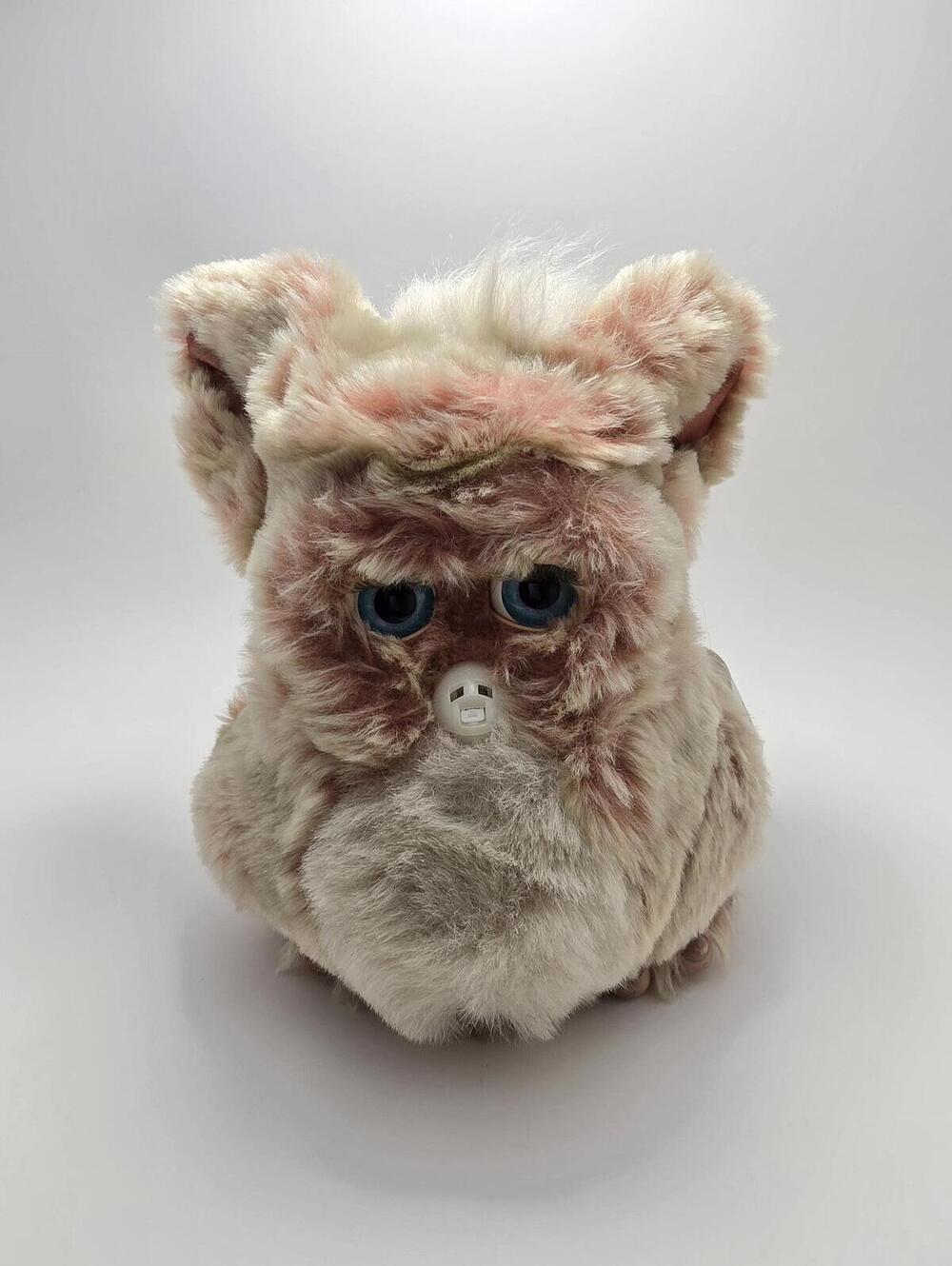 Emoto-Tronic Red Velvet Furby, Tested and working. Missing Beak. RARE